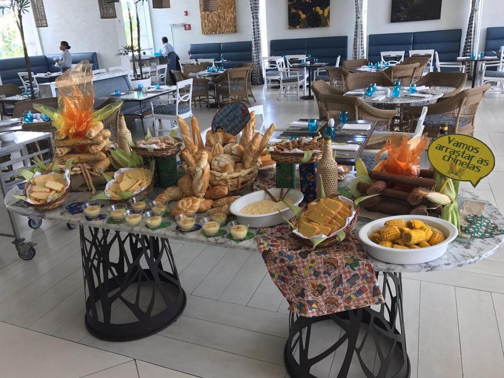 Sheraton Reserva Do Paiva กาโป เด ซันโตอากอสตีโญ ภายนอก รูปภาพ A buffet at a hotel