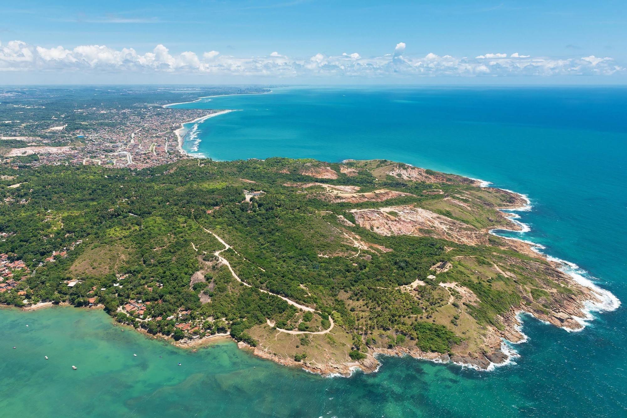 Sheraton Reserva Do Paiva กาโป เด ซันโตอากอสตีโญ ภายนอก รูปภาพ Aerial view of Cabo Branco